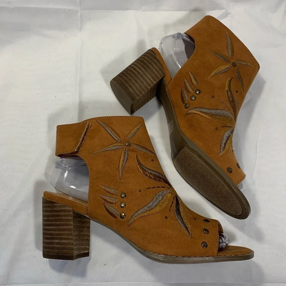 NWOT Sugar “RAINE” Brown Peep Toe Heeled Booties
